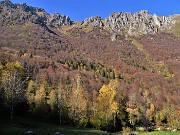 64 Splendidi colori autunnali sui fianchi boscosi del Venturosa